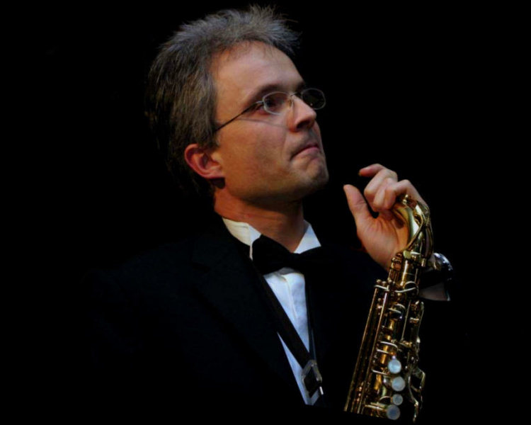 Roland Kirch wartend
